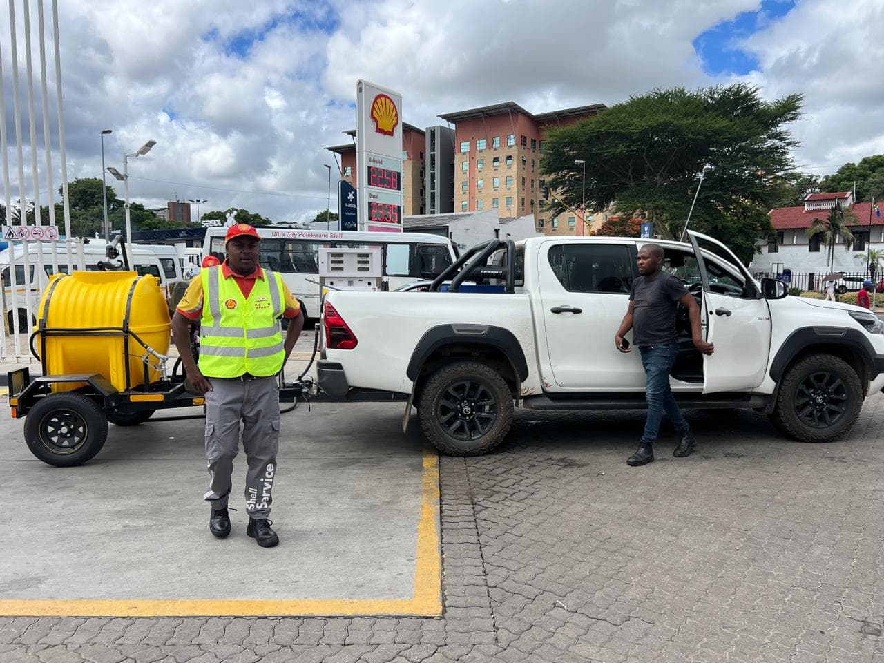 A Glenshade crew member with branded Hilux at a Shell station